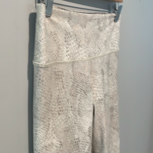 NWOT Old Navy Powersoft Highrise Active Go Dry Workout Leggings White Beige - Picture 6 of 7